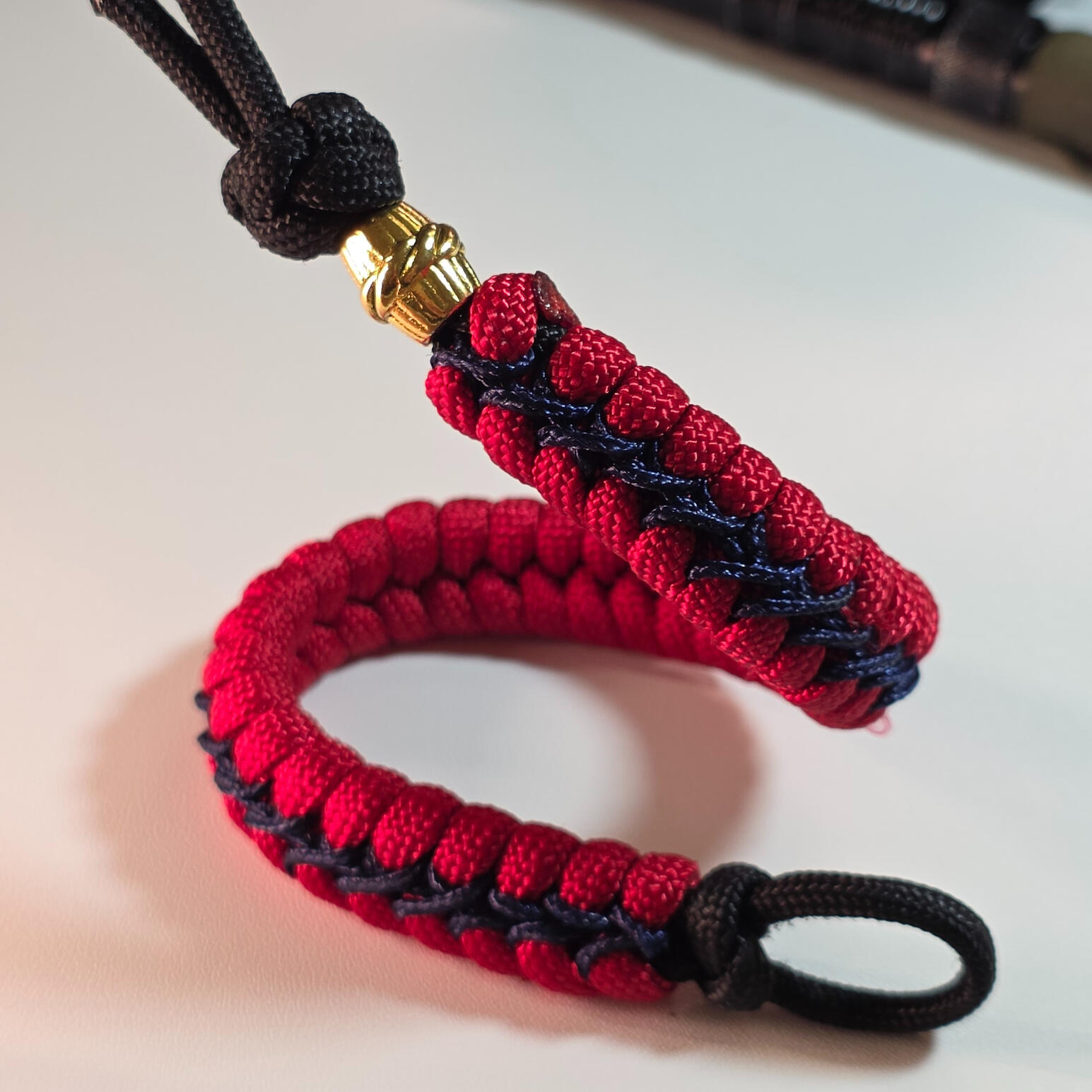 Fish Tail with Diamond knot and Loop closure. Personalise with a choice of beads.